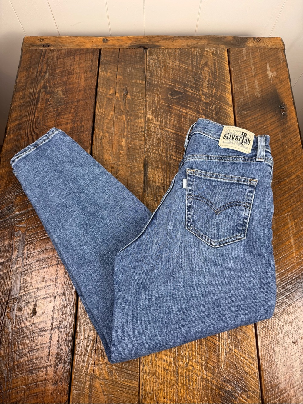Levi’s SilverTab Mom Jeans Size 28 High Rise Tapered Cropped Medium Wash